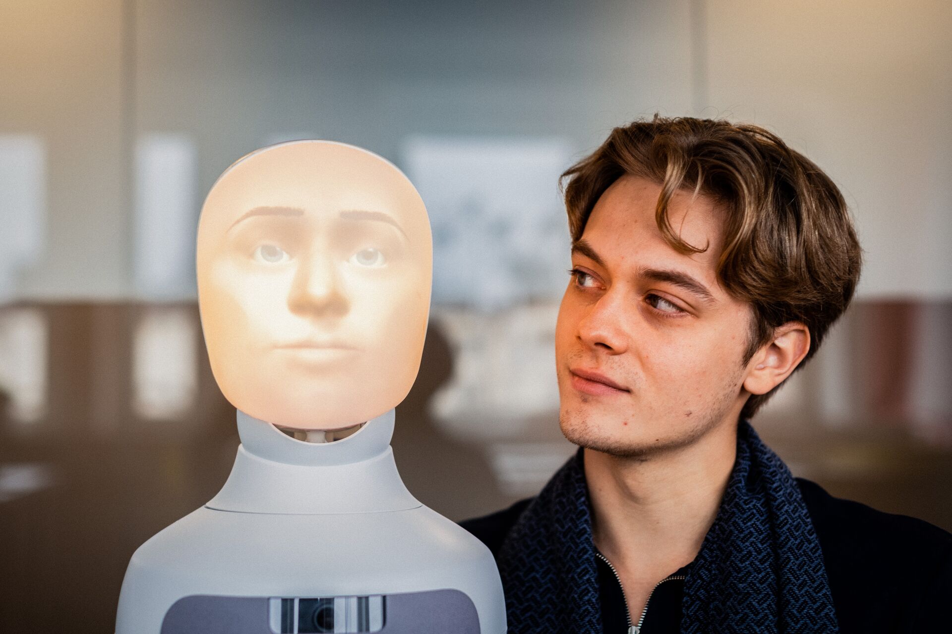 Mężczyzna patrzy na robota