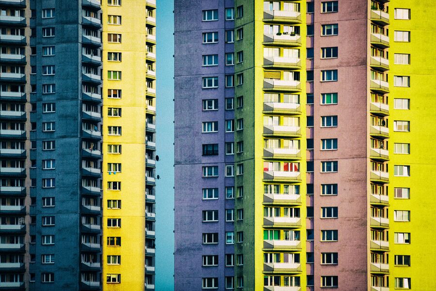 Kolorowy blok mieszkalny