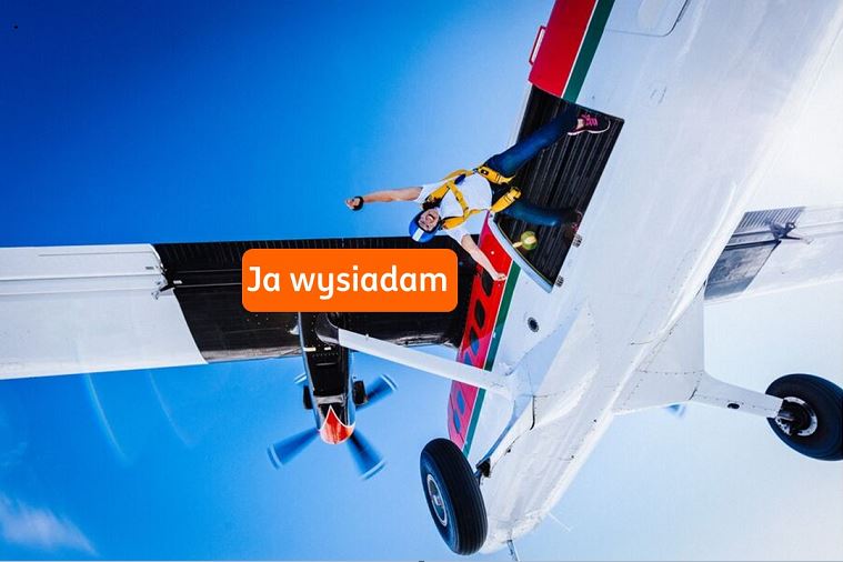Osoba wyskakuje z samolotu ze spadochronem